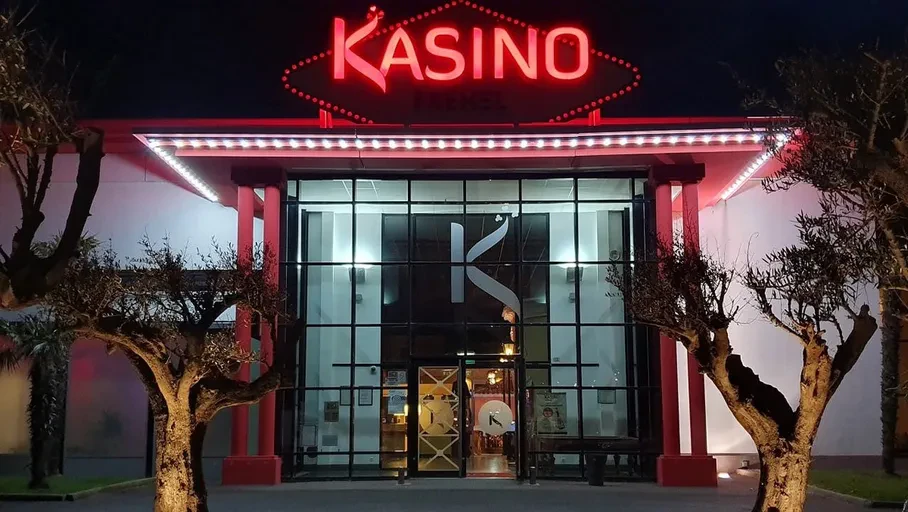 extérieur casino fréhel-les-sables d'or de nuit