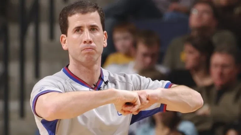 Tim Donaghy officiant sur une rencontre