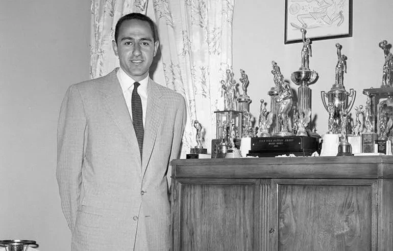 Jack Molinas avec ses trophées
