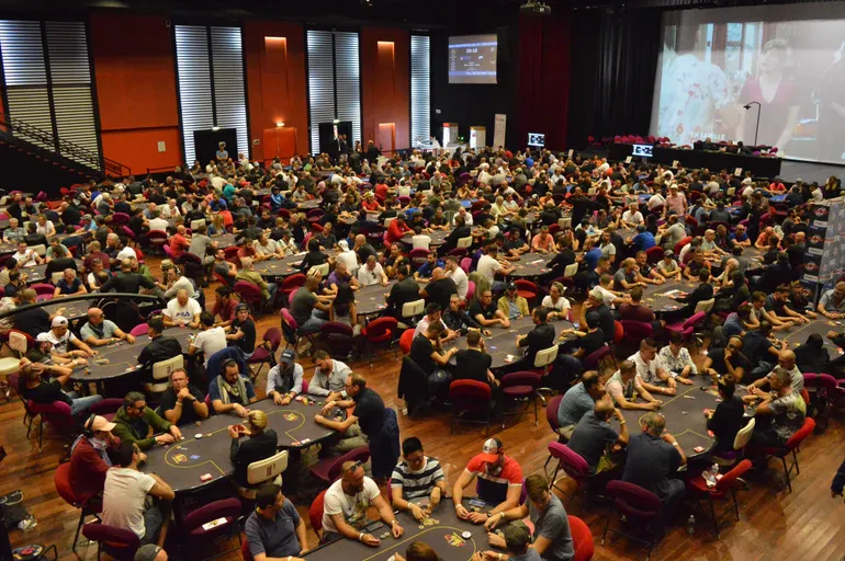 miniature poker en ligne vs live
