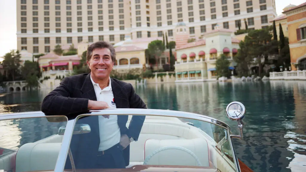 Steve Wynn devant le casino Bellagio