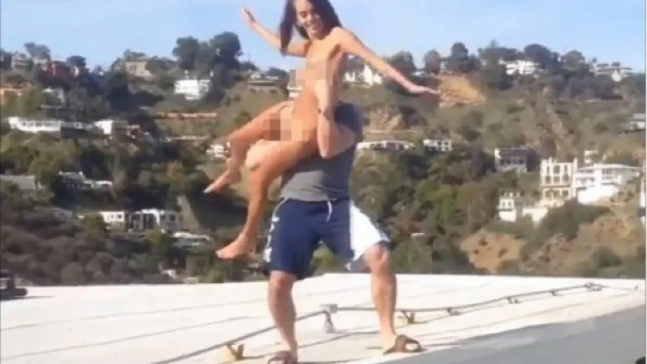 Dan Bilzerian jetant Janice Griffith du toit de sa maison
